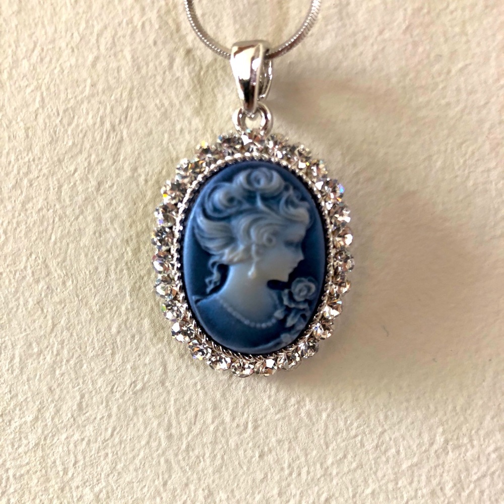 Necklace with cameo pendant